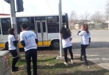 Бой расклеенным объявлениям дали молодые волонтеры Шымкента
