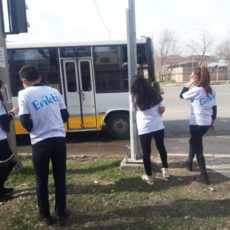 Бой расклеенным объявлениям дали молодые волонтеры Шымкента