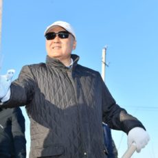Умирзак Шукеев дал старт весенней посадке зеленых насаждений