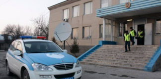 Пьяный мужчина проник в школьный туалет в Туркестанской области полицейские