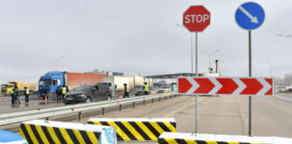 Студент сбил двоих полицейских на блокпосту в Шымкенте