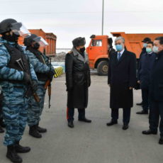 Президент Казахстана посетил блокпост на въезде в город Нур-Султан