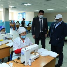 В Тюлькубасском районе Туркестанской области в 10 школах открылись мини-цеха по пошиву медицинских масок