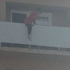 Полицейские Туркестана спасли женщину, которая пыталась спрыгнуть с 5 этажа