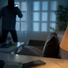 В Келесе полицейские задержали домушника, которого спугнули хозяева домов домушник