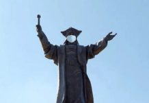 Виртуальную маску надели шымкентцы на памятник Байдибек би