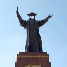 Виртуальную маску надели шымкентцы на памятник Байдибек би