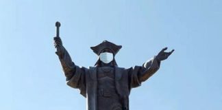 Виртуальную маску надели шымкентцы на памятник Байдибек би