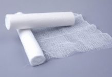 Аптекарь Шымкента дал мастер-класс изготовления маски из обычного бинта (видео)