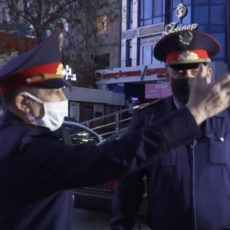 Главный полицейский Шымкента следит за тем, как соблюдается режим ЧП