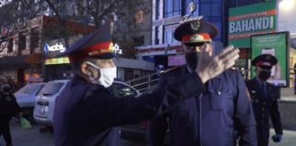 Главный полицейский Шымкента следит за тем, как соблюдается режим ЧП