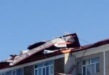 В Кентау ветер срывает крыши зданий (фото, видео)