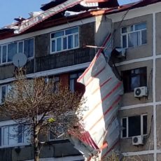 В Кентау ветер срывает крыши зданий (фото, видео)