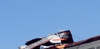 В Кентау ветер срывает крыши зданий (фото, видео)