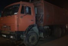 В Шымкенте мусоровоз «собрал» четыре автомобиля