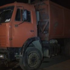 В Шымкенте мусоровоз «собрал» четыре автомобиля