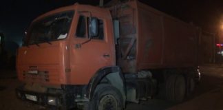 В Шымкенте мусоровоз «собрал» четыре автомобиля