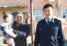 Полицейские Туркестанской области нашли и вернули домой 1,5 годовалого ребенка потерялся ребенок