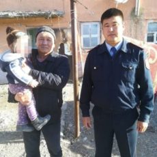 Полицейские Туркестанской области нашли и вернули домой 1,5 годовалого ребенка потерялся ребенок