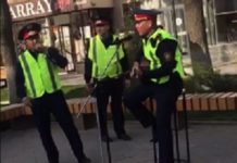 Поющее трио полицейских сняли на шымкентском Арбате поют полицейские на Арбате