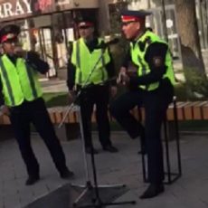 Патрульные полицейские споют на бис в Instagram аккаунте ДП Шымкента поют полицейские на Арбате