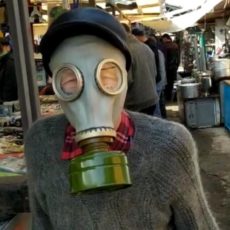 Тренд или психоз: жители Шымкента ходят по рынку в противогазе