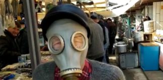Тренд или психоз: жители Шымкента ходят по рынку в противогазе