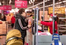 В супермаркетах Шымкента очередей нет, базары работают