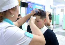 Шымкентским школьникам измеряли температуру на входе в здание