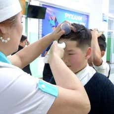 Шымкентским школьникам измеряли температуру на входе в здание