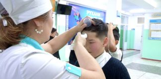 Шымкентским школьникам измеряли температуру на входе в здание