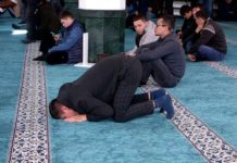 В Шымкентских мечетях советуют носить маски и не пожимать друг другу руки