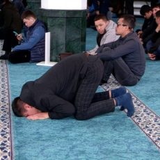 В Шымкентских мечетях советуют носить маски и не пожимать друг другу руки