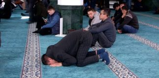 В Шымкентских мечетях советуют носить маски и не пожимать друг другу руки