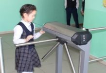 В Туркестане дети ходят в школу через турникет по специальным карточкам