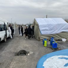 На блокпостах в районы Туркестанской области проверяют всех проезжающих