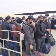 На границе Казахстана и Узбекистана наблюдается скопление людей