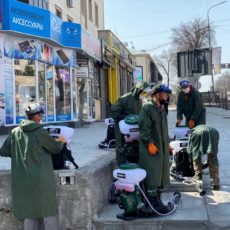 «Сидите дома»: просят шымкентцев те, кто дезинфицирует улицы мегаполиса