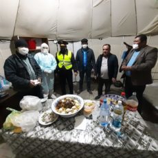 Аким сельского округа Карамурт кормит стоящих на блок-постах пловом