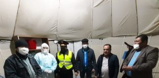 Аким сельского округа Карамурт кормит стоящих на блок-постах пловом