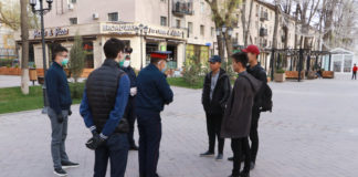 Полицейские Шымкента предупреждают горожан, что нужно носить маски