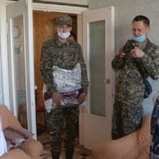 В Шымкенте военнослужащие помогают ветеранам продуктами