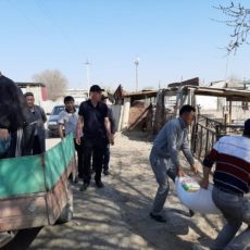 В Туркестанской области выпускники школы оказали помощь нуждающимся семьям благотворительная акция