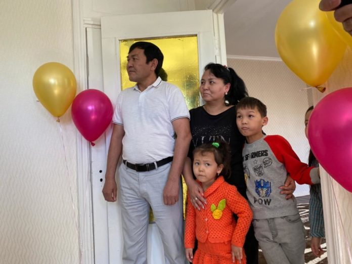 Семье с двенадцатью детьми подарили квартиру бизнесмены Шымкента