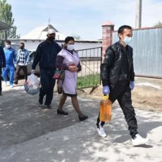 Жетысайские учителя оказывают благотворительность благотворительность