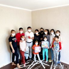 Семье с двенадцатью детьми подарили квартиру бизнесмены Шымкента Семье с двенадцатью детьми подарили квартиру бизнесмены Шымкента