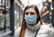 «Коронавирус передается через волосы»: санврачи о рассылке в WhatsApp девушка в маске