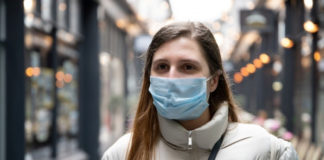 «Коронавирус передается через волосы»: санврачи о рассылке в WhatsApp девушка в маске