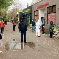 В Шымкенте 41 сотрудник полиции и 4 врача дежурят возле банков