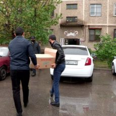 В Шымкенте жильцам карантинного дома привезли продукты